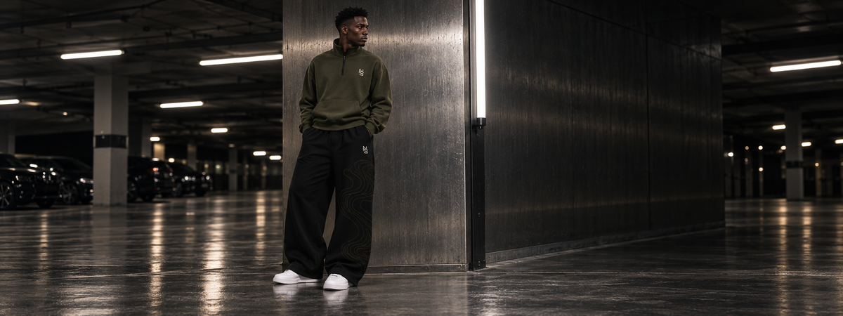 NVRSAME Olive Motion — oliver Oversized Quarter-Zip mit Stehkragen und weite schwarze Pants in einer Tiefgarage